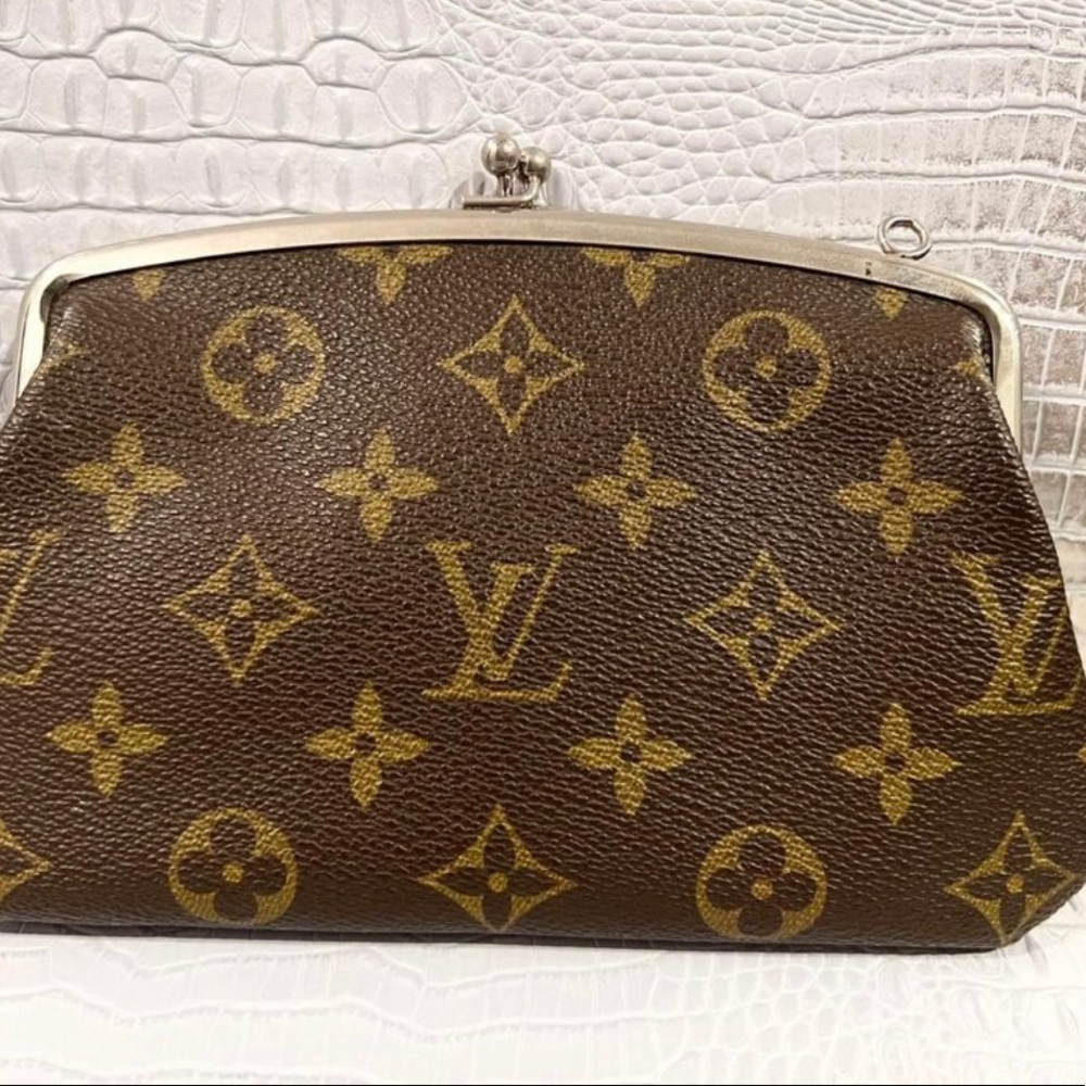 LOUIS VUITTON Kisslock Coin Wallet Clutch bag/read 👇